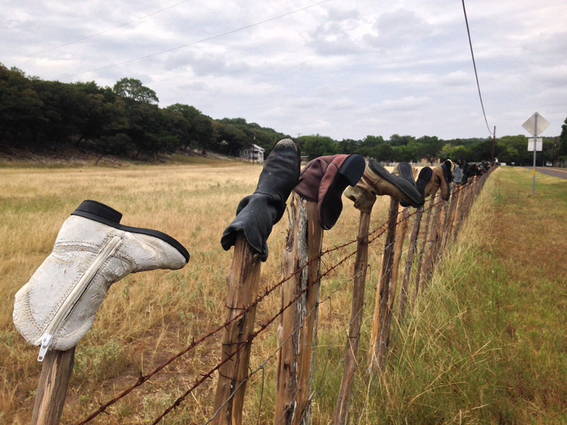 hunt-boot-fence
